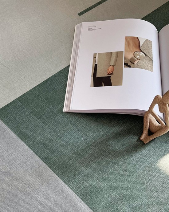 In stock Green forest-style minimalist living room carpet, ins-style sofa and coffee table mat, simple, high-end wall-to-wall carpet for home use.